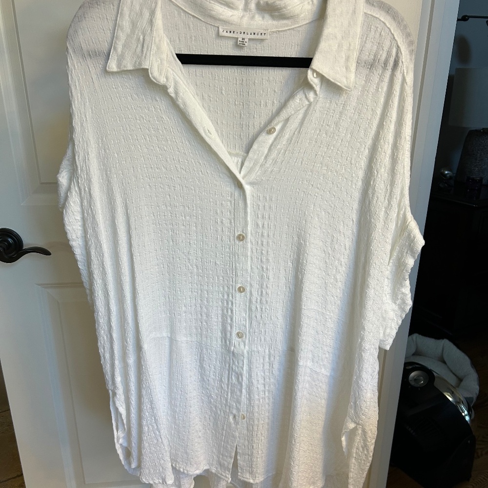 White Super Soft Jane & Delaney cuffed sleeve top.  Size 2X